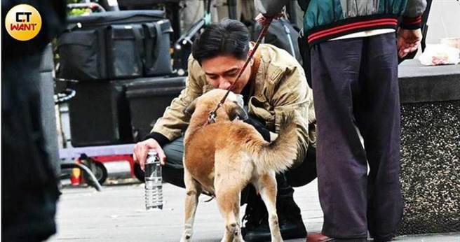 活力十足的鄭人碩，休息時還跟路過的狗狗開心玩耍。（圖／本刊攝影組）