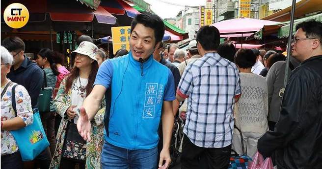 國民黨立委蔣萬安在各家台北市長民調中名列第一，頗受黨內看好。（圖／馬景平攝）