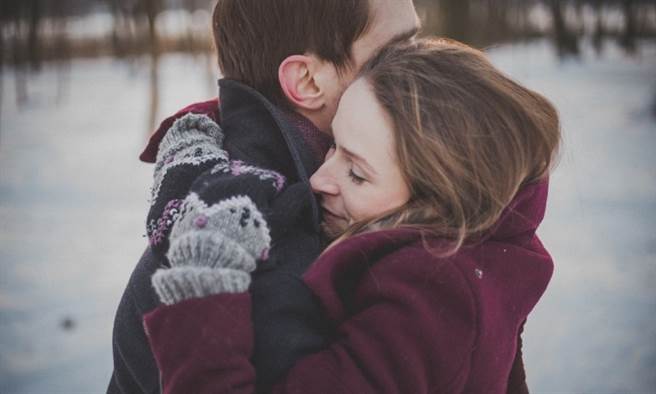 重力被、重力毯能给予像是被拥抱的感觉。(图片来源/Pixabay 康健杂志提供）