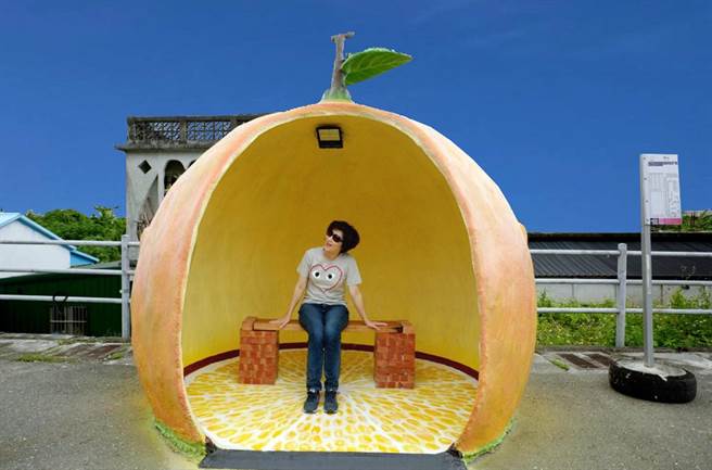 東部海岸公路成功鎮美山路旁的特色候車亭，相當吸睛，縣長饒慶鈴特地前往打卡拍照。（台東縣政府提供）