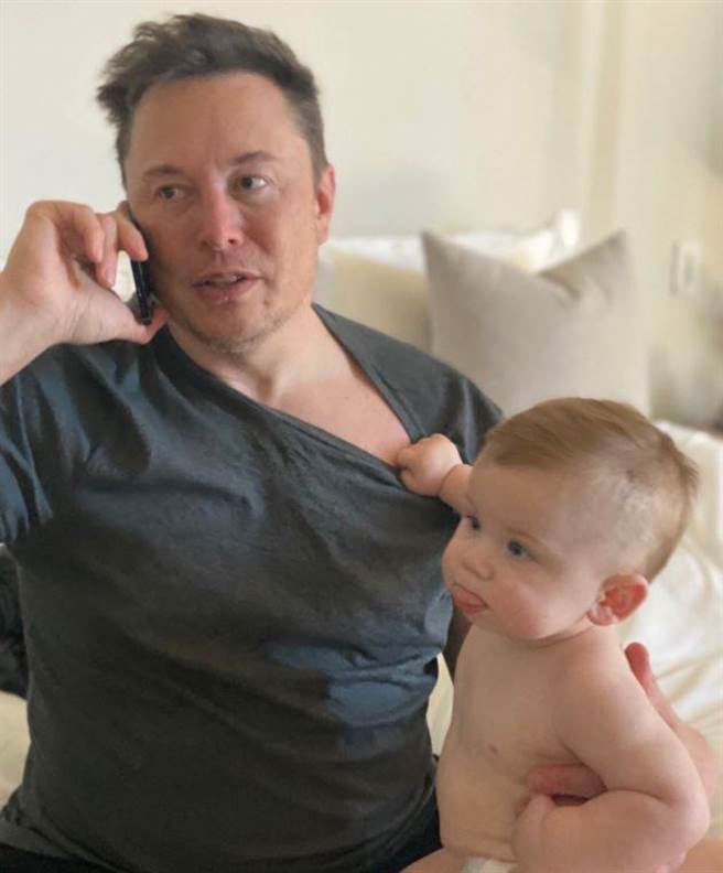 特斯拉执行长马斯克晒出与儿子合照。（翻摄Elon Musk推特）