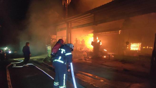 苗栗县通霄镇内湖里1家雕刻工厂昨（8）晚9时许发生大火，工厂因堆放大量木材，加上地处偏远、水源不足，火势难以扑灭，熊熊火光照亮夜空，吓坏不少民眾。（民眾提供／巫静婷苗栗传真）