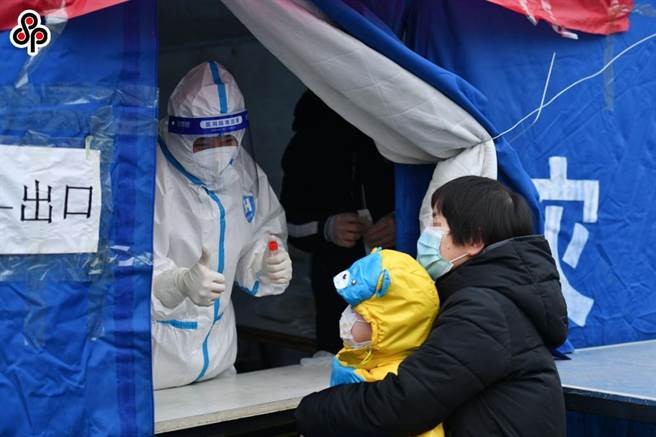 本土确诊零新增，黑龙江、河北疫情有望接近尾声。图为2021年1月25日石家庄长安区十里舖社区，医护人员对居民进行核酸採样。（中新社）