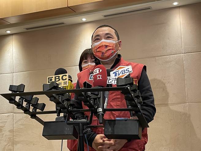 新北市長侯友宜表示，任何人願意為國家、為社會、為大眾積極努力做事，都是值得肯定的好事，因此祝福趙少康角逐初選的決定。（記者蔡雯如攝）