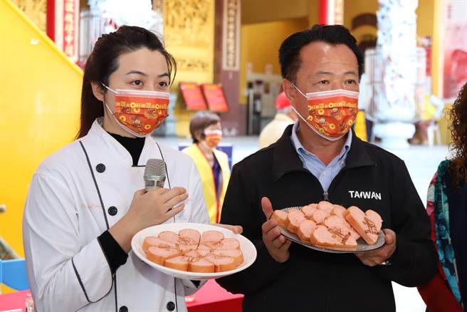 嘉义县长翁章梁称讚，在地青年徐靖琴运用当地生产的火龙果，做出很有创意的爱情麵包。

