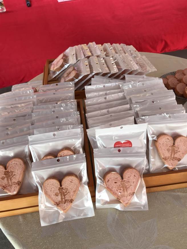 大年初三刚好是西洋情人节，嘉义欢喜财神庙从大年初一开始，免费分送爱情麵包，祝福天下有情人，爱情麵包兼顾，爱情恒长久，金钱赚饱饱。