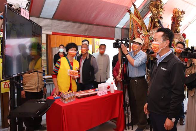嘉义县长翁章梁特地前往欢喜财神庙，测试最新的热成像测温感应系统，让所有香客安心求财。  