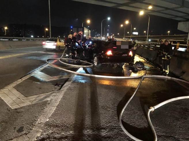 51岁戴姓男子今（9日）凌晨4时许酒后开车自撞分隔鸟酿成火烧车。（叶书宏翻摄）