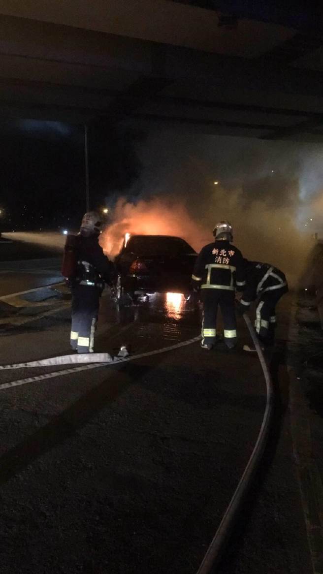 51岁戴姓男子今（9日）凌晨4时许酒后开车自撞分隔鸟酿成火烧车。（叶书宏翻摄）