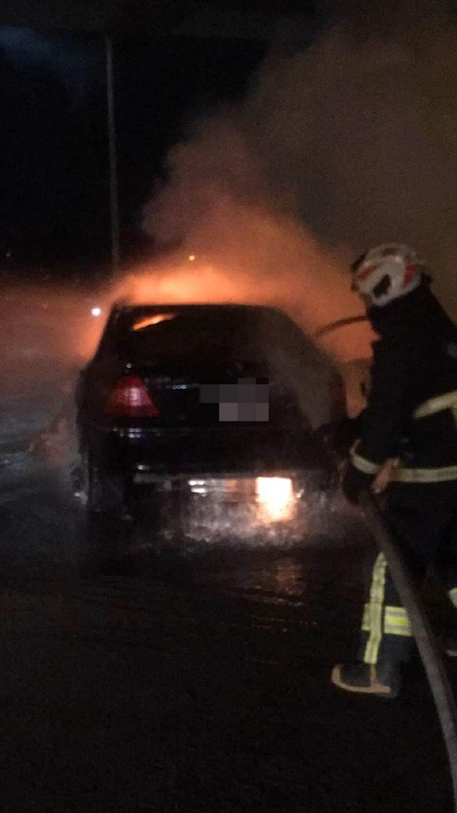 51岁戴姓男子今（9日）凌晨4时许酒后开车自撞分隔鸟酿成火烧车。（叶书宏翻摄）