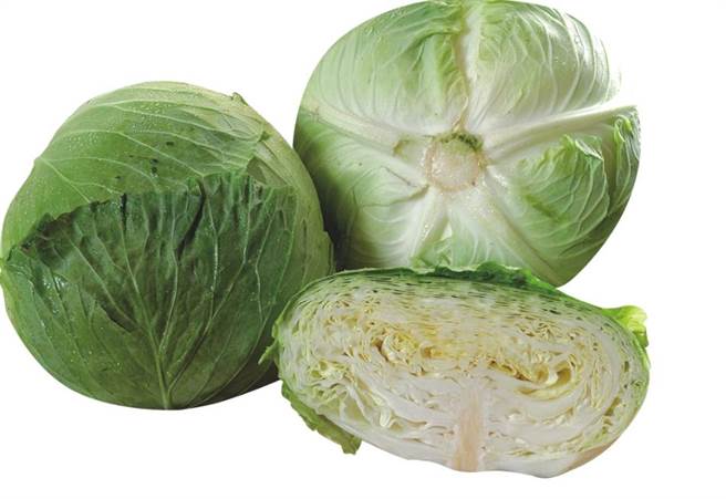 全聯挺菜農！近期因氣候良好，使得高麗菜生長快速、菜價大跌，且受到疫情影響，國內餐廳需求減少，低迷狀況令農民苦不堪言。（全聯提供）