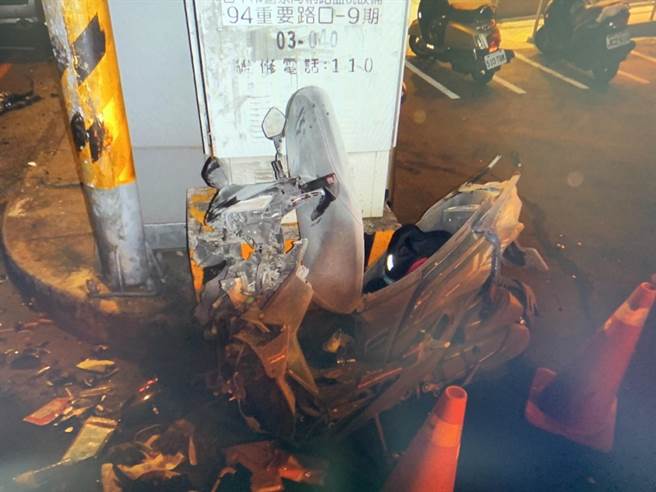 朱姓女子骑的重机车瞬间着火，烧得焦黑。（读者提供／张妍溱台中传真）