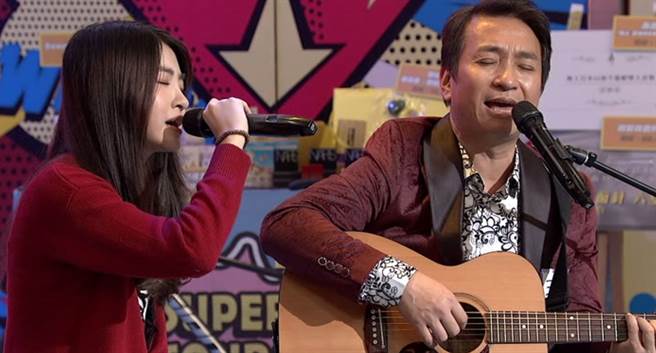 《小明星大跟班》韩菲&王中平父女合唱。(图/中天综合台提供)