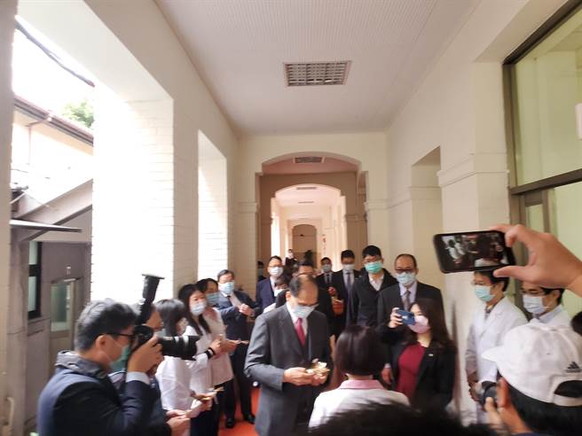 立法院长游锡堃游锡堃小年夜前夕最后一天上班日，今上午到立法院各单位辞岁贺年。（曾薏苹摄）