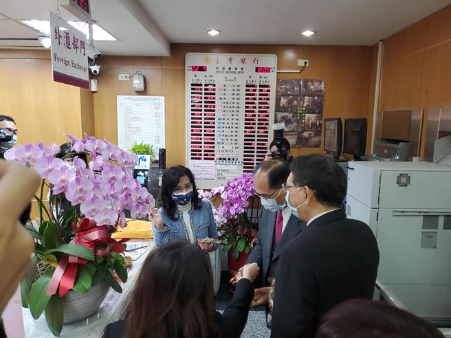 立法院长游锡堃游锡堃小年夜前夕最后一天上班日，今上午到立法院各单位辞岁贺年。（曾薏苹摄）