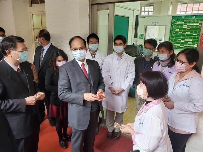 立法院长游锡堃游锡堃小年夜前夕最后一天上班日，今上午到立法院各单位辞岁贺年。（曾薏苹摄）