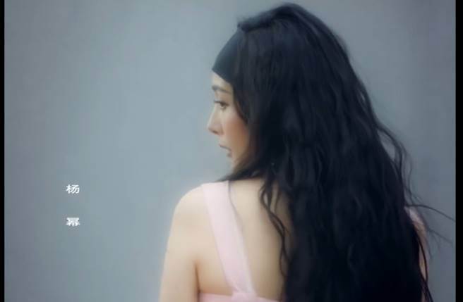 杨幂遭指背影显胖。（图／取材自智族GQ微博）