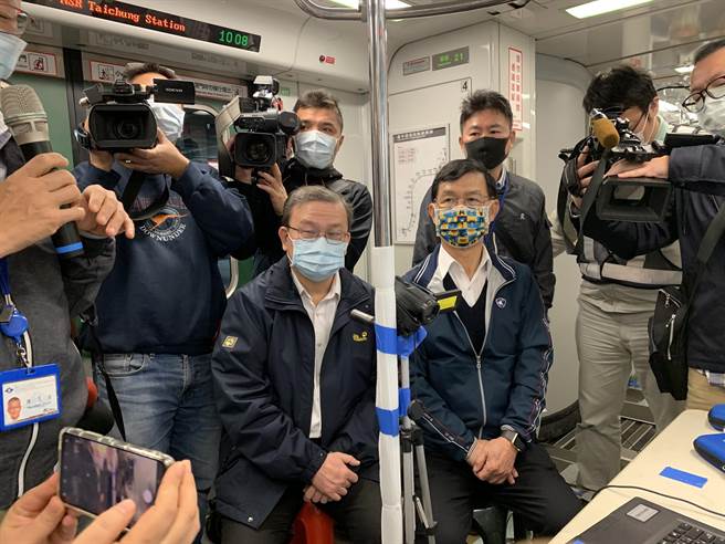台北市副市長彭振聲(右)視察台中捷運綠線，了解測試情況。(林欣儀攝)