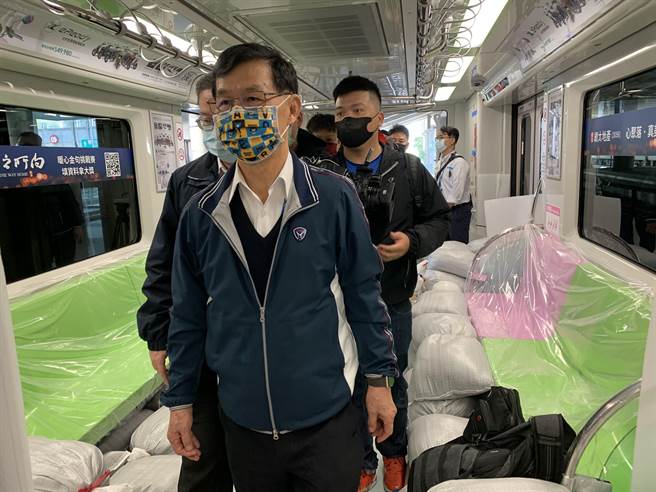 台北市副市長彭振聲(右)視察台中捷運綠線，了解測試情況。(林欣儀攝)