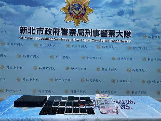警方查扣手机、记帐本、现金100万余元等证物。（新北市刑大提供）