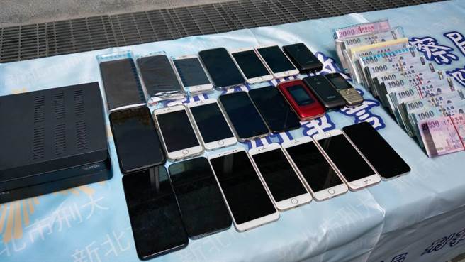警方查扣手机、记帐本、现金100万余元等证物。（新北市刑大提供）