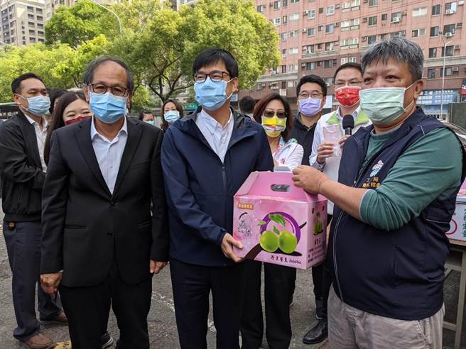 高雄巿長陳其邁9日上午到四維養護工程隊，慰問春節留守的隊員並頒發加菜金。（曹明正攝）