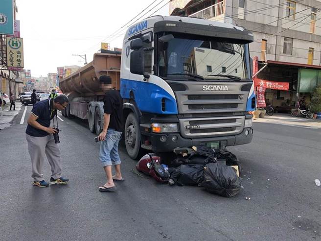 阿莲区1名73岁女骑士8日下午穿梭车阵不慎，惨死砂石车轮下。图为车祸现场。（翻摄照片／林瑞益高雄传真）
