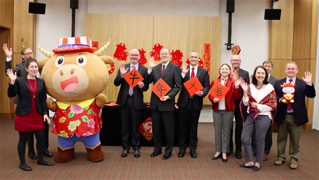 农历新年将至，美国在台协会（AIT）也特地录制一段贺岁短片。（取自AIT）