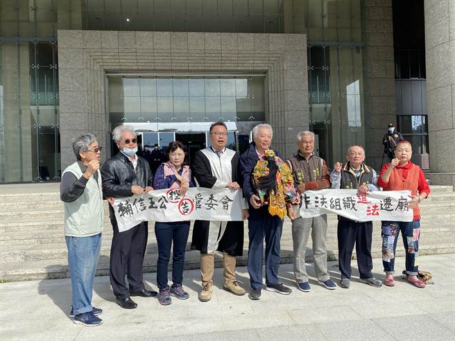 福海宫迁庙延烧法律战，管委会委员9日抱神尊到桃园地院按铃提告。(蔡依珍摄)