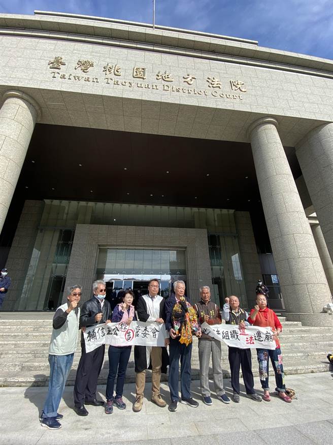 福海宫迁庙延烧法律战，管委会委员9日抱神尊到桃园地院按铃提告。(蔡依珍摄)