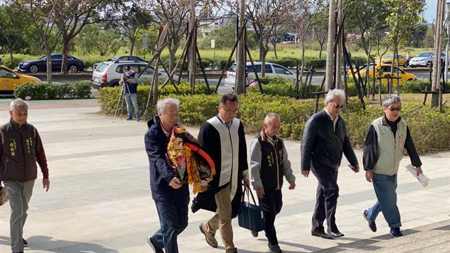 福海宫迁庙延烧法律战，管委会委员9日抱神尊到桃园地院按铃提告。(蔡依珍摄)
