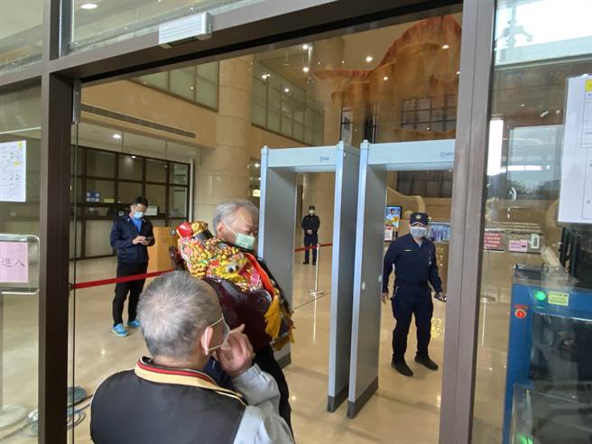 福海宫迁庙延烧法律战，管委会委员9日抱神尊到桃园地院按铃提告。(蔡依珍摄)