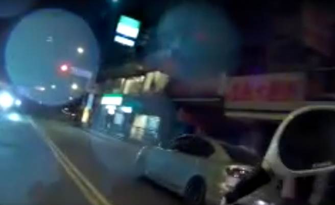 警網立即圍捕並朝謝嫌汽車的右後輪擊發1槍，謝嫌等人最後自撞遭逮，訊後被依傷害、聚眾及妨害公務等罪嫌送辦。（葉書宏翻攝）