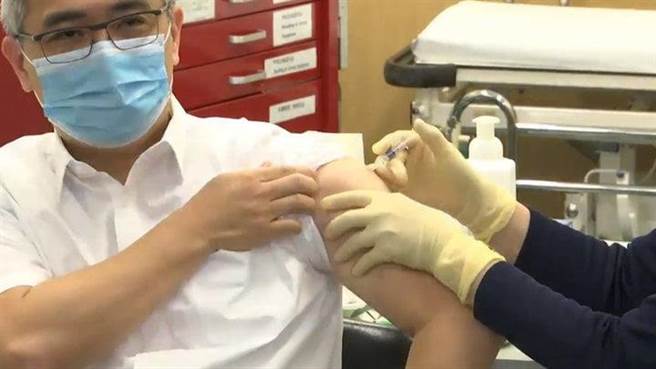 澳门保安司长黄少泽接受疫苗注射(澳门新闻局Facebook)。