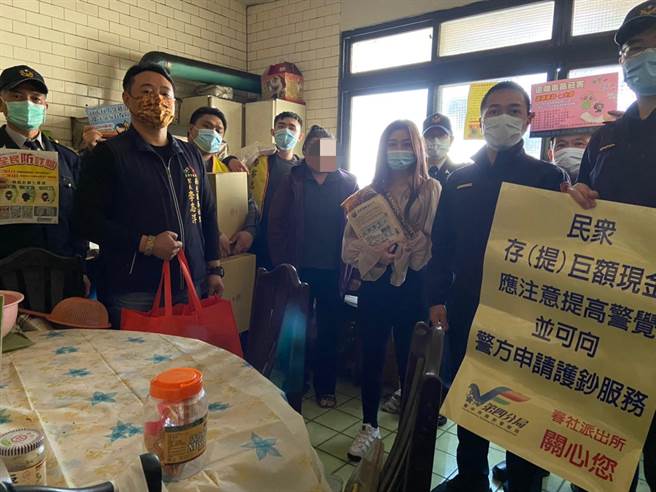 警方与警友会送暖，让弱势家庭及独居长者能感受到社会关怀的温暖。（民眾提供／卢金足台中市传真）