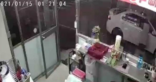 嫌犯用仿真假鈔刻意將鈔票對折，去檳榔攤購物，商家不疑有他完成交易，回頭發現假鈔時，嫌犯已經逃逸，被害人隨即報警。（圖／翻攝畫面）