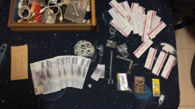 警方在李嫌住處搜到43張仿真假鈔，認為他企圖擾亂年節期間金融貨幣犯行重大，擴大偵辦是否還有其他商家受害。（圖／翻攝畫面）