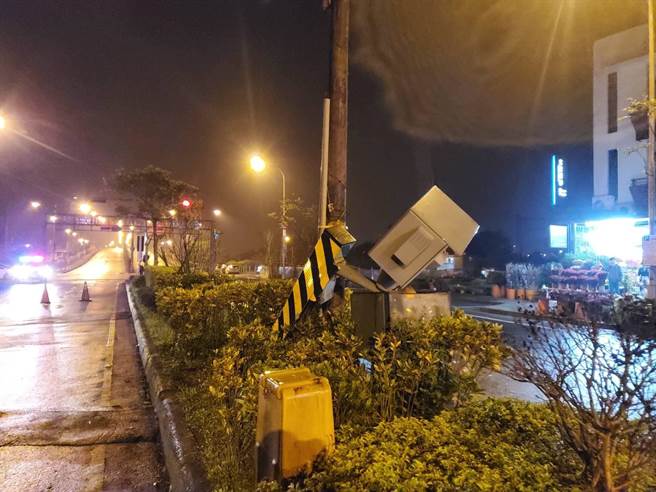 赖姓男子酒后开车，还将设置在道路分隔岛上的测速照相杆撞断。 （宜兰县政府警察局提供／胡健森宜兰传真）