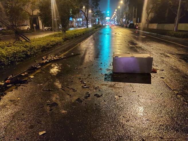 赖姓男子酒后开车，还将设置在道路分隔岛上的测速照相杆撞断。 （宜兰县政府警察局提供／胡健森宜兰传真）