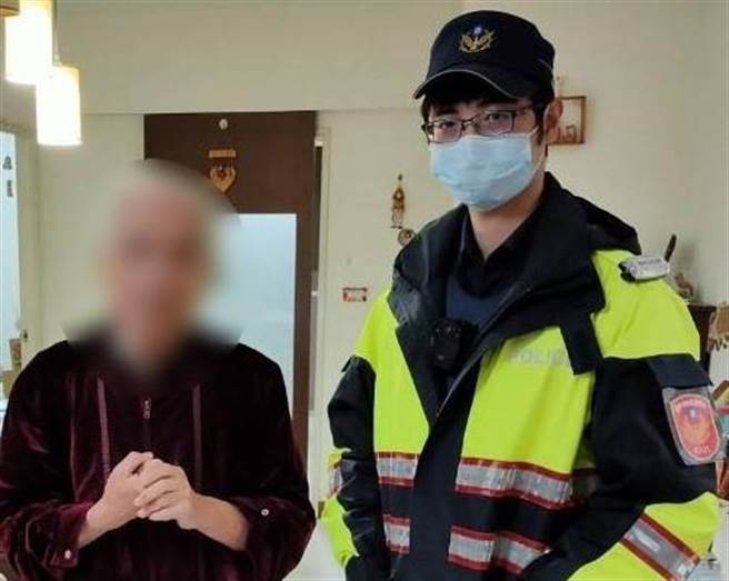 台中市一名老翁受困廁所，擔心老翁在內受困過久會有生命安全疑慮，警消立即破門將受驚的老翁救出。（民眾提供／盧金足台中傳真）