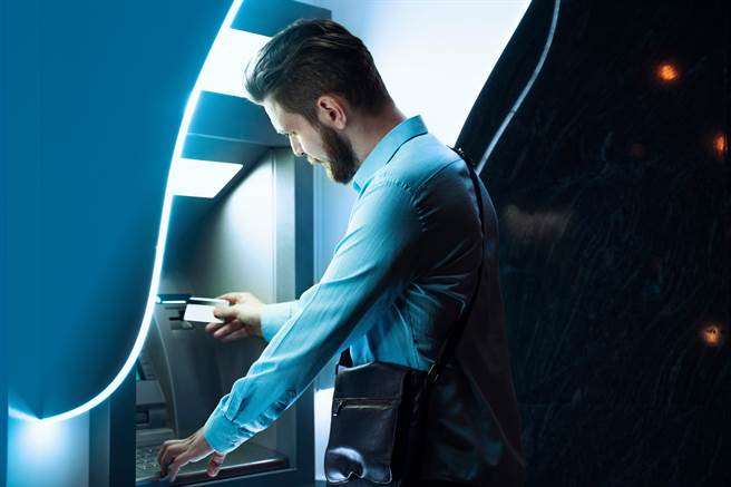 岳母一得知女婿经济有困难，马上匯出47万，还说「你们结婚时，你就不是我女婿，而是我儿子」。（示意图/Shutterstock提供）