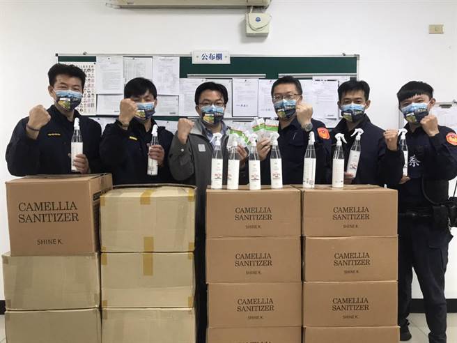 桃园市议员杨家俍结合善心企业捐赠防疫物资，助警安心防疫。（警方提供／吕筱蝉桃园传真）