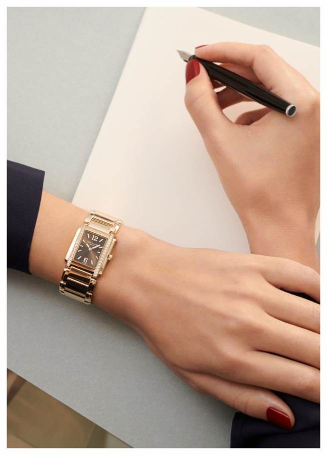 百达翡丽一开春发表三款Twenty～4女表，各具风情，图为Twenty~4系列编号49101201R-001「法式袖口」设计玫瑰金镶钻石英表。（Patek Philippe提供）