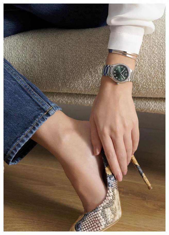 百达翡丽一开春发表三款Twenty～4女表，各具风情，图为橄榄绿表盘面的Twenty~4 Automatic编号7300/1200A-011不锈钢镶钻自动腕表。（Patek Philippe提供）