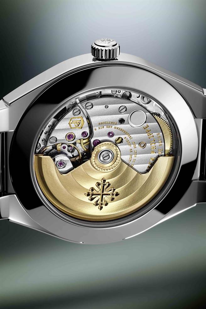 百达翡丽Twenty~4系列镶钻自动腕表，透过透明蓝宝石玻璃底盖可见到324 SC自动上炼机芯运转盛况。（Patek Philippe提供）