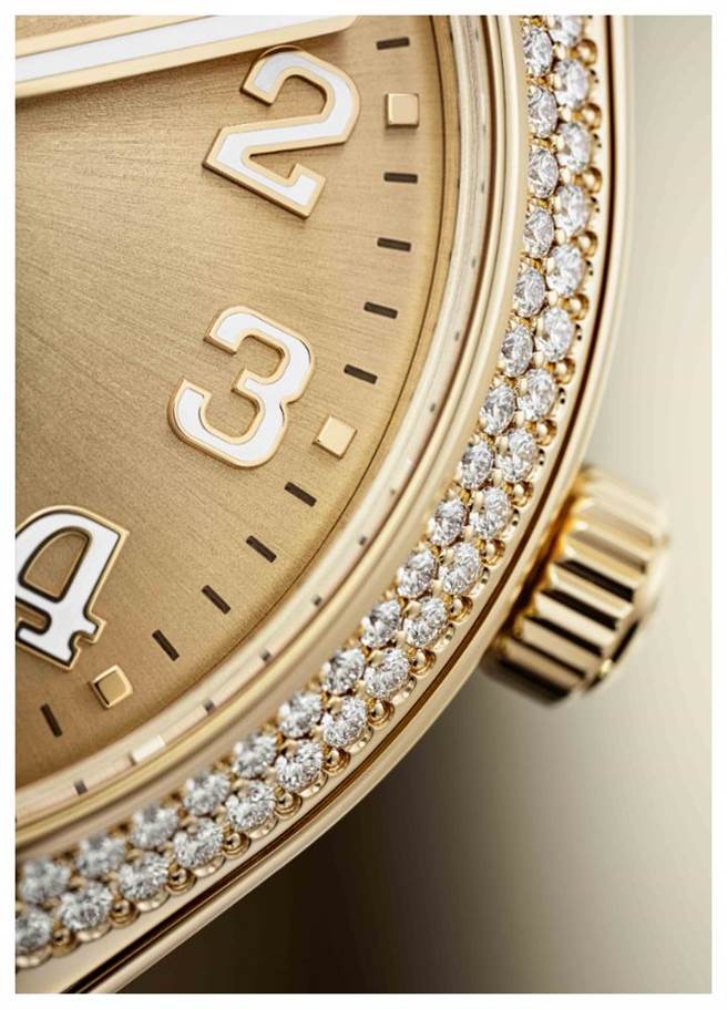 百达翡丽Twenty~4系列编号7300/1200R-011玫瑰金镶钻自动腕表上以「Dentelle」 (花边风格)镶嵌技巧密镶两圈钻石，更添奢华。（Patek Philippe提供）