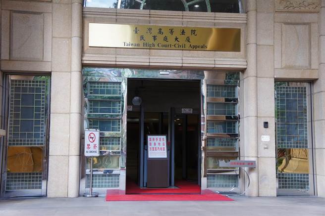 黃姓女老師2017年參加反年金改革抗議，涉嫌拉扯立委邱志偉被警方送辦，她認為警方公布個資侵害她名譽，提告求國賠66萬餘元，高等法院今判她敗訴。（本報資料照片）