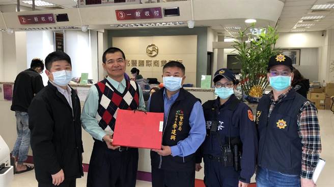 大甲警分局长李建兴带领同仁至辖内金融机构拜访，并加强宣导春节期间应注意之安全维护事。（大甲警分局提供／陈淑娥台中传真）