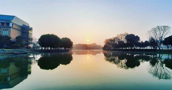 明道大學校園內的蠡澤湖，清晨可以看到明道獨有的「蠡澤晨曦」。（明道大學提供／吳建輝彰化傳真）