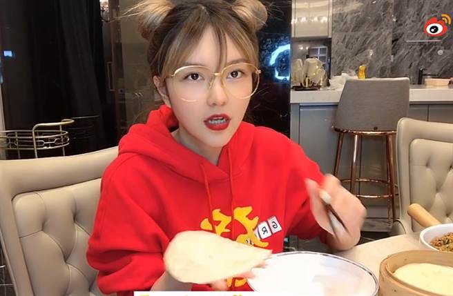 周扬青公开每年家中年夜饭菜色。（图／翻摄自秒拍）